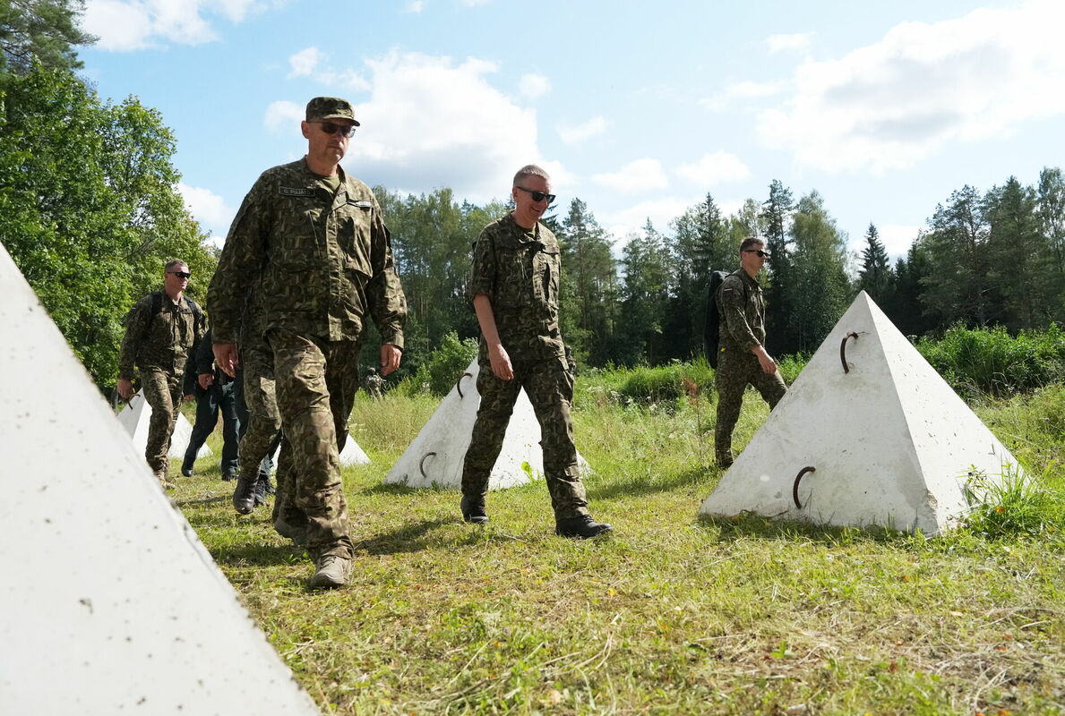 Valsts prezidents Edgars Rinkēvičs (no labās) un Valsts robežsardzes priekšnieks ģenerālis Guntis Pujāts Latvijas austrumu robežas vizītes laikā, kurā iepazīstas ar robežas stiprināšanas progresu uz Latvijas-Krievijas robežas netālu no "Draudzības kurgāna" Ludzas novadā. Foto: Edijs Pālens/LETA
