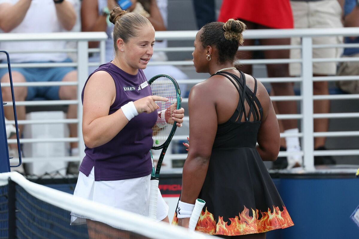 Aļona Ostapenko un Teilore Taunzenda. Foto: Clive Brunskill/Getty Images/AFP