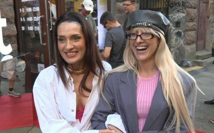 1188.lv, Pa labi - Linda Paulauska, pa kreisi - Baiba Klints