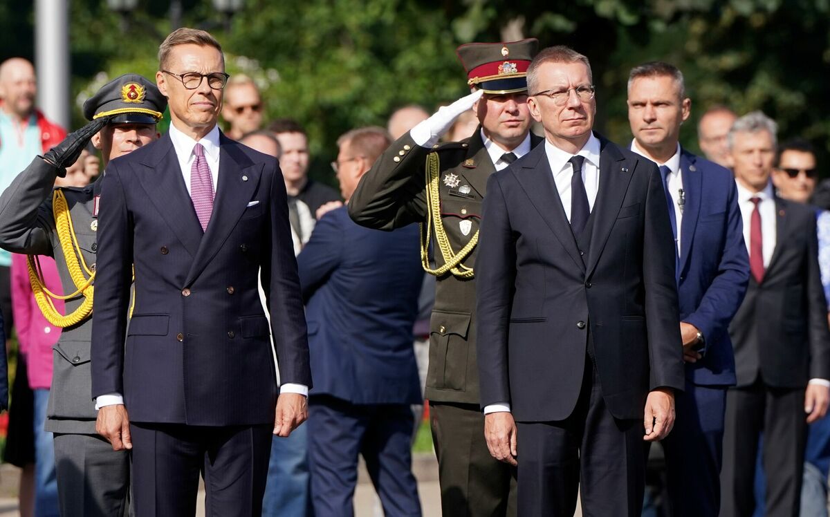 Latvijas un Somijas prezidenti noliek ziedus pie Brīvības pieminekļa. Foto: LETA