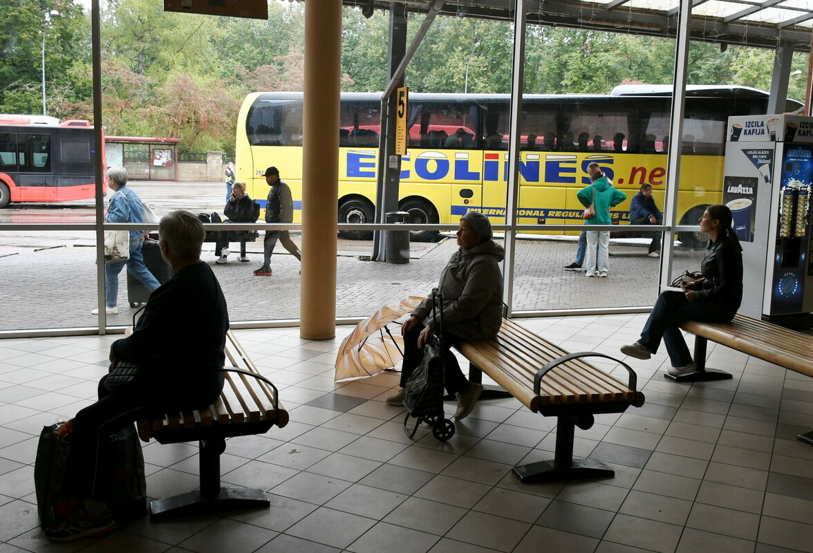 Daugavpils autoostā laikā, kad notiek pasažieru pārvadātāju rīkotā protesta laikā. Foto: LETA