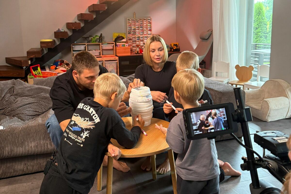 Foto: Ģimene burkā