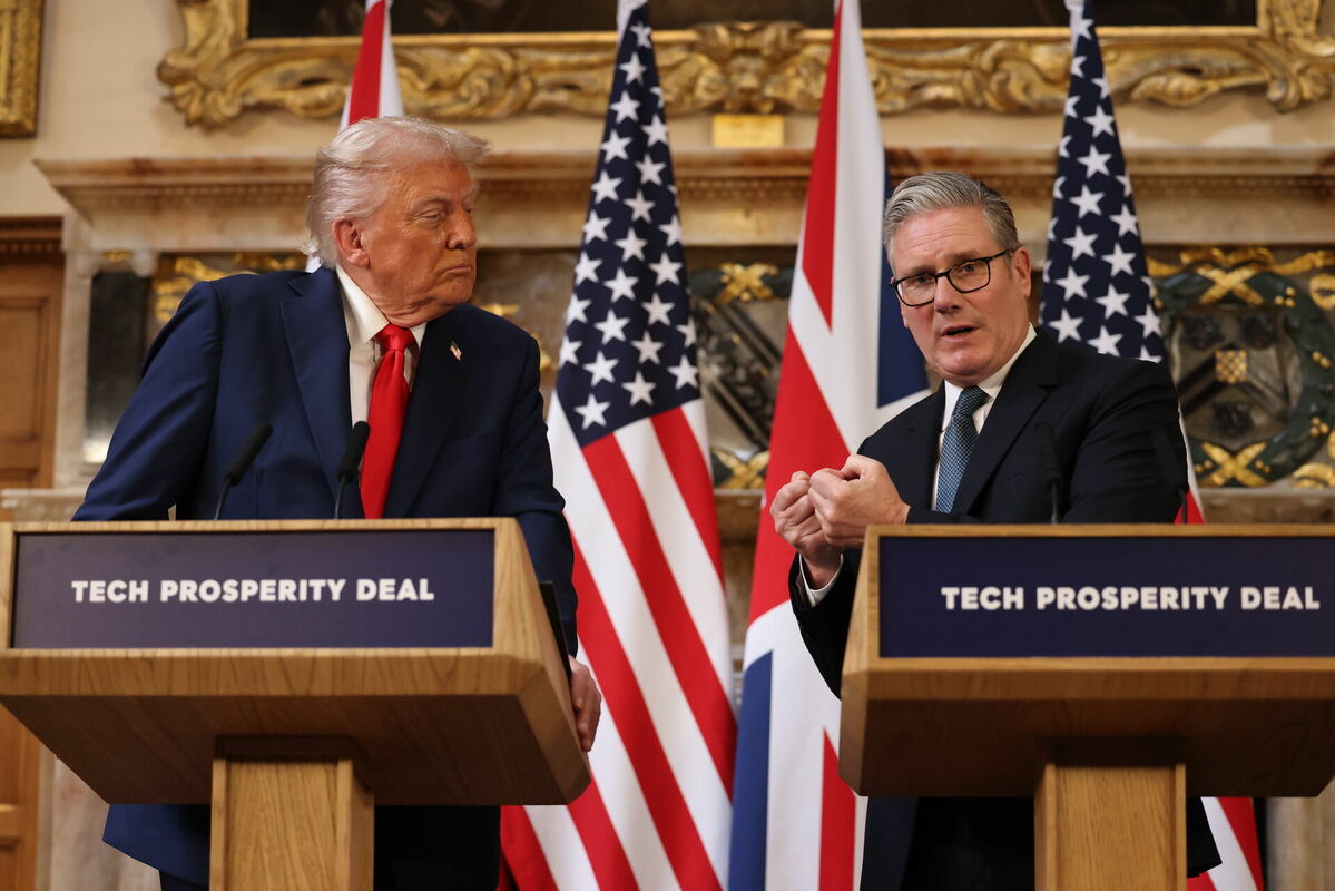 Donalds Tramps un Kīrs Stārmers. Foto: EPA/NEIL HALL / POOL