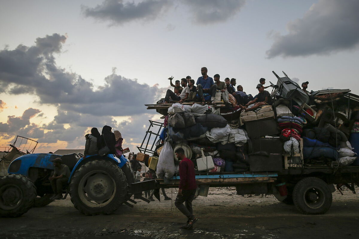 Palestīnieši, kuri mūk no Gazas. Foto: EPA/MOHAMMED SABER