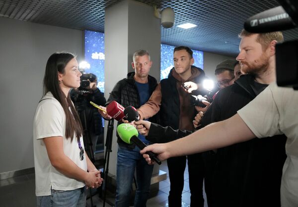 Rīgas lidostā sagaida sudraba medaļu izcīnījušo vieglatlēti Aneti Sietiņu. Foto: LETA