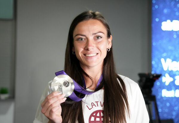 Rīgas lidostā sagaida sudraba medaļu izcīnījušo vieglatlēti Aneti Sietiņu. Foto: LETA