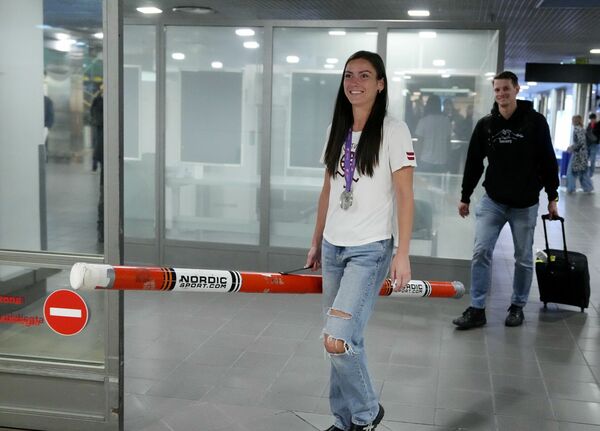 Rīgas lidostā sagaida sudraba medaļu izcīnījušo vieglatlēti Aneti Sietiņu. Foto: LETA