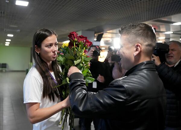 Rīgas lidostā sagaida sudraba medaļu izcīnījušo vieglatlēti Aneti Sietiņu. Foto: LETA