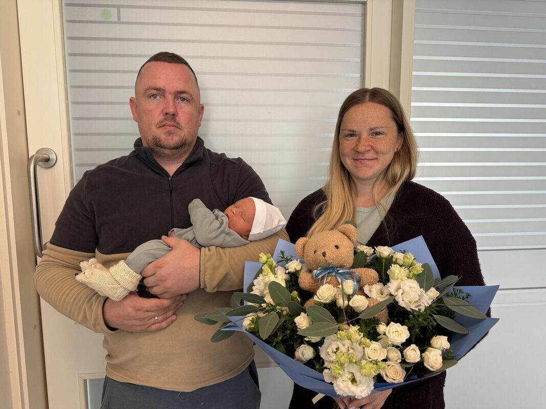 Foto: (no kreisās) Bruno tētis – Mareks, Bruno un Bruno mamma – Zane. Foto: Vidzemes slimnīca.