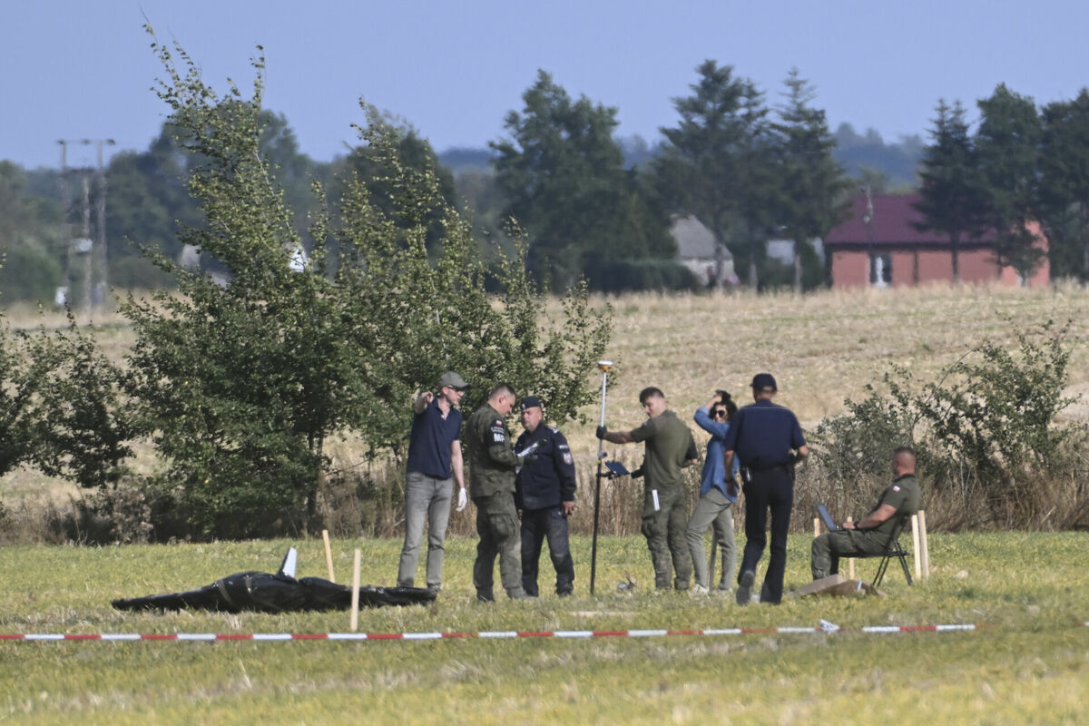 Polijas Militārā policija pie nošautā Krievijas drona. Foto: AP Photo
