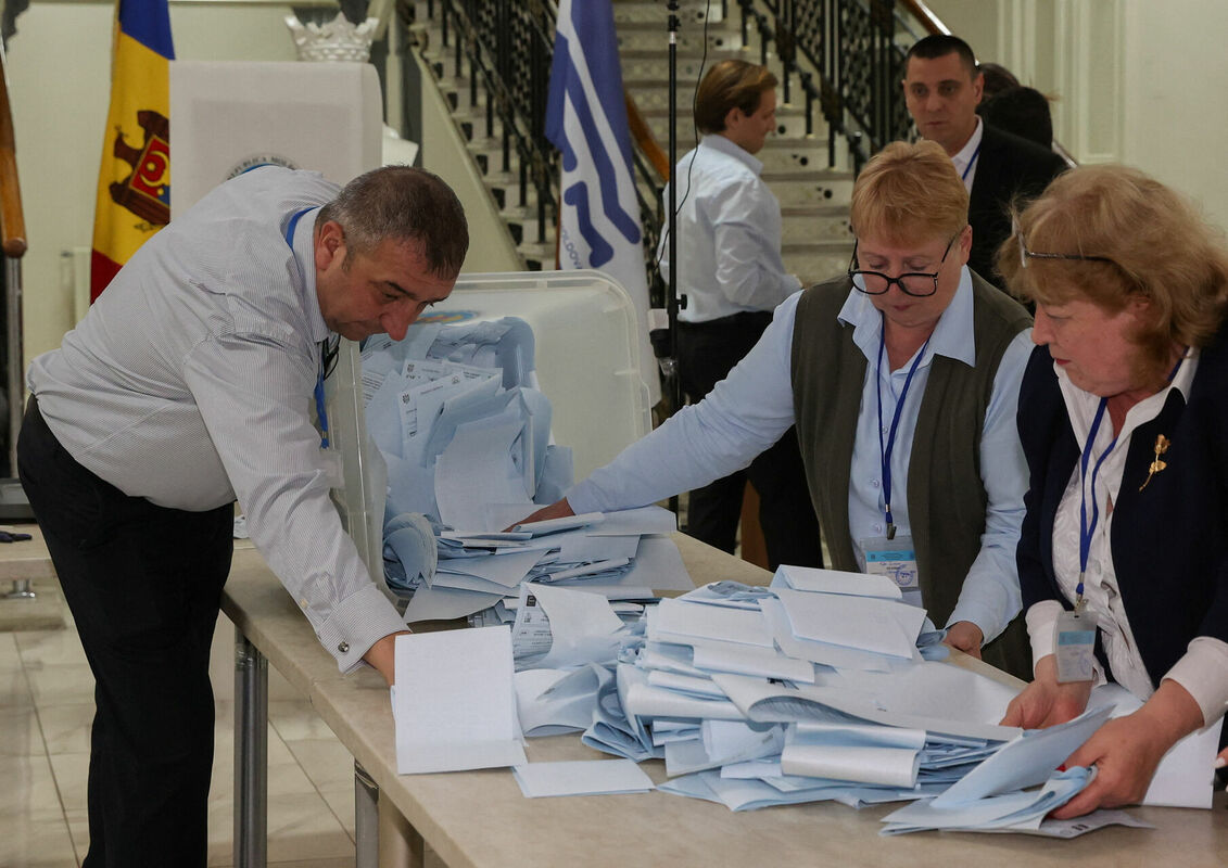 Balsu skaitīšana Moldovas parlamenta vēlēšanās. Foto: REUTERS/Stringer
