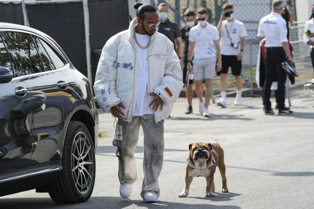 Lūiss Hamiltons un viņa suns Rosko. Foto: AP Photo/Luca Bruno/Scanpix