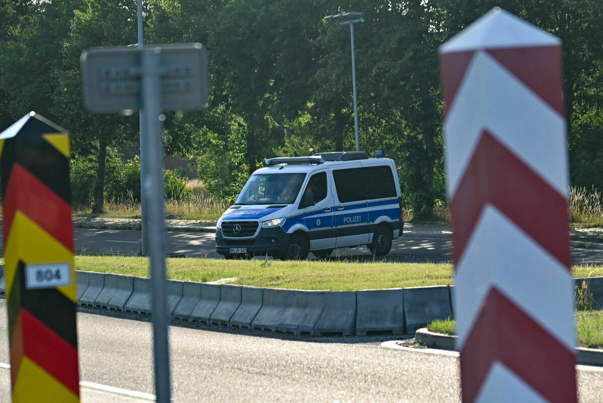 Policijas automašīna Polijā netālu no Vācijas robežas. Foto: EPA/Marcin Bielecki/Scanpix
