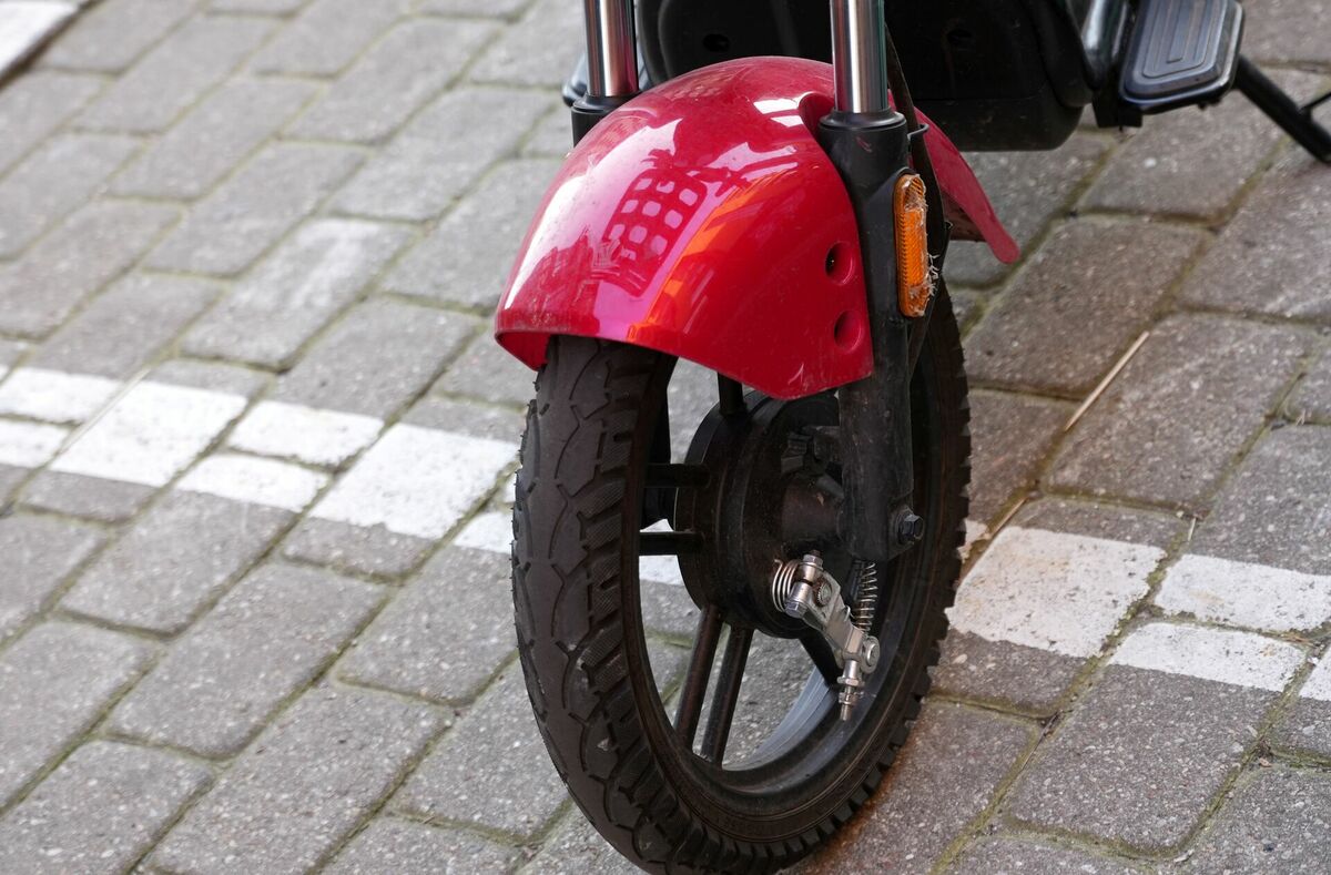 Elektromopēds "Ride Mobility". Foto: Evija Trifanova/LETA