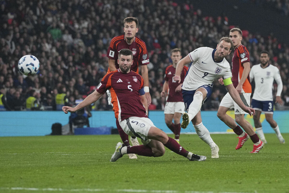 Harijs Keins pret Latvijas futbolistiem. Foto: AP Photo/Kin Cheung/Scanpix