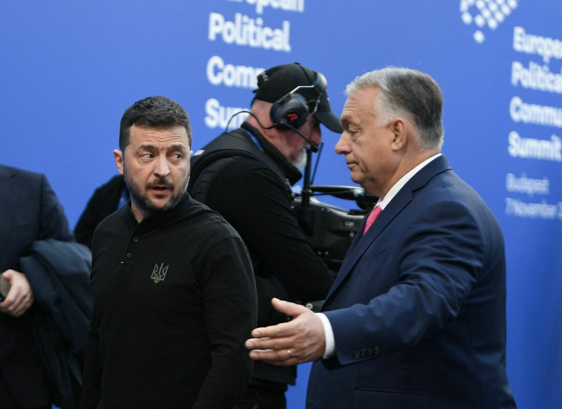 Volodimirs Zelenskis un Ungārijas proklemiskais premjerministrs Viktors Orbāns. Foto: Ferenc ISZA / AFP/Scanpix
