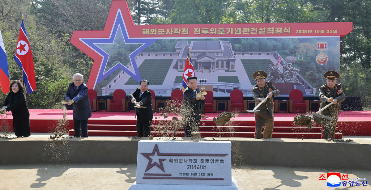 Ziemeļkorejas vadonis Kims Čenuns memoriāla pamatakmens likšanas ceremonijā. Foto: KCNA via REUTERS