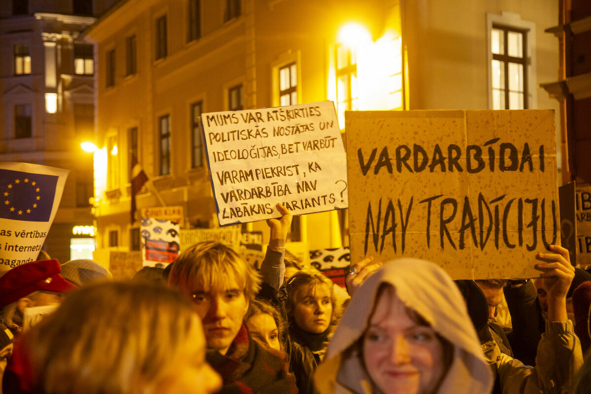 Pie Saeimas notiek protests pret Latvijas izstāšanos no Eiropas Padomes Konvencijas par vardarbības pret sievietēm un vardarbības ģimenē novēršanu un apkarošanu. Foto: Edijs Pālens/LETA