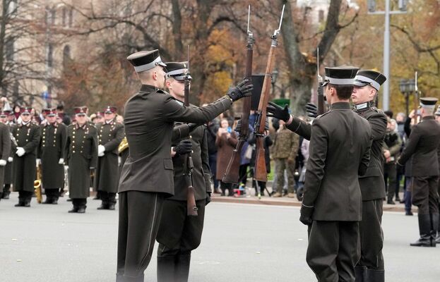Nacionālo bruņoto spēku svinīgā godasardzes maiņas ceremonija. Foto: LETA