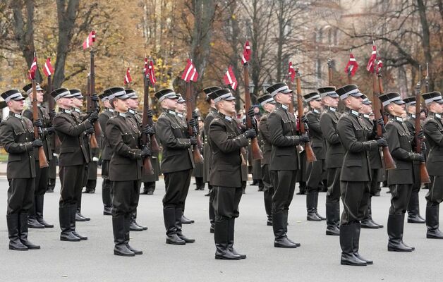 Nacionālo bruņoto spēku svinīgā godasardzes maiņas ceremonija. Foto: LETA