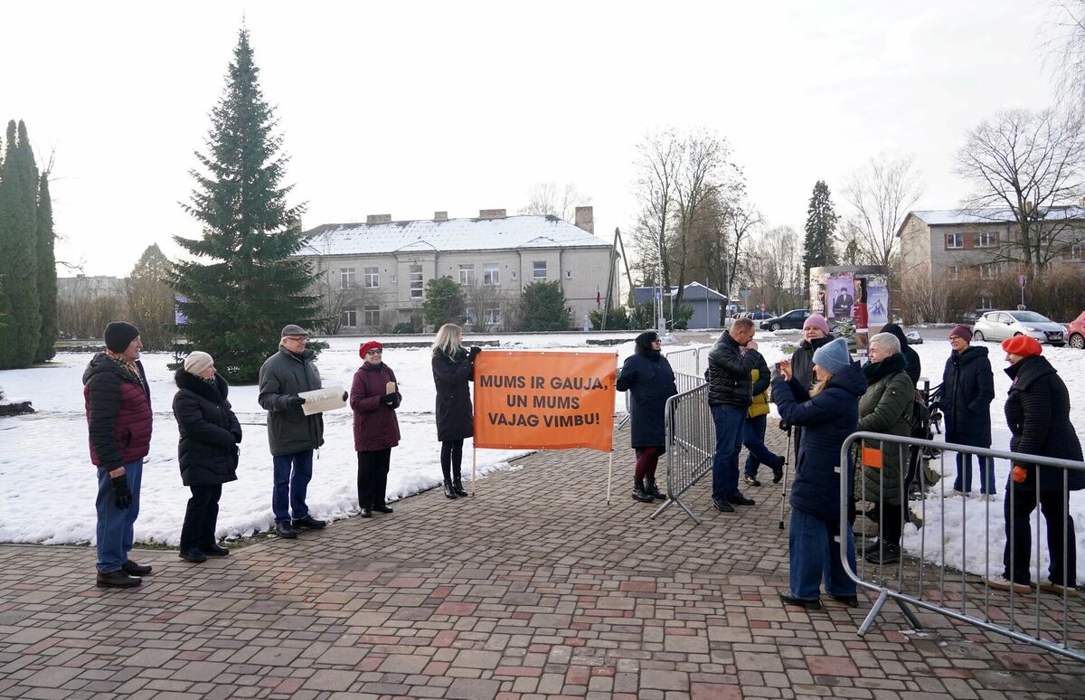 Pikets pie Siguldas pagasta Kultūras nama, kurā iedzīvotāji protestē saistībā ar politiskajām norisēm Siguldas novada domē. Foto: Paula Čurkste/LETA