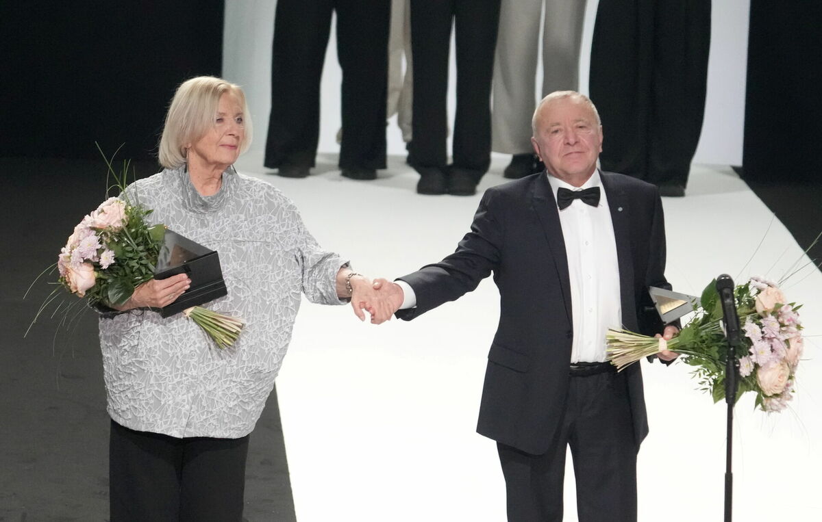 "Spēlmaņu nakts" balvas par mūža ieguldījumu skatuves mākslā ieguvēji Mihaila Čehova Rīgas Krievu teātra aktieris Jakovs Rafaļsons un Liepājas teātra aktrise Aina Karele "Spēlmaņu nakts'' apbalvošanas ceremonijā Dailes teātrī. Foto: Edijs Pālens/LETA