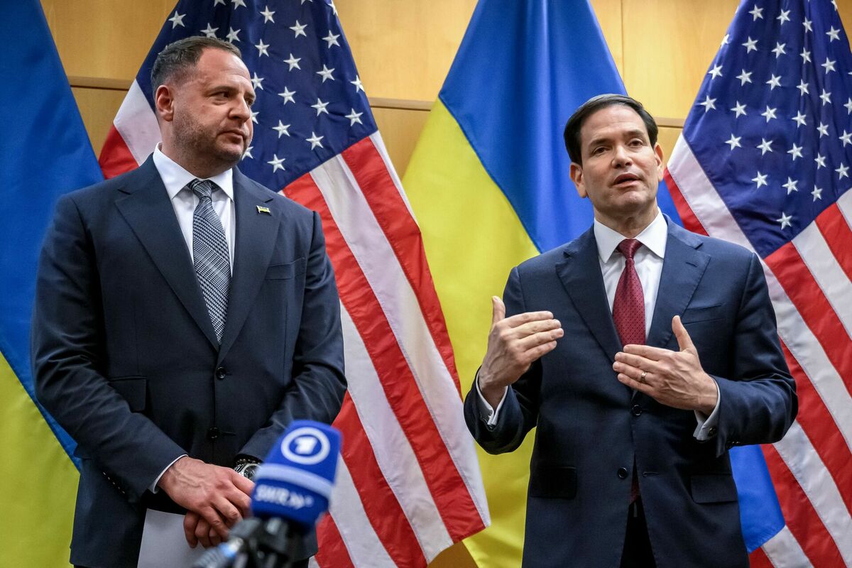 ASV valsts sekretārs Marko Rubio un Ukrainas prezidenta administrācijas vadītājs Andrijs Jermaks. Foto: Fabrice COFFRINI / AFP