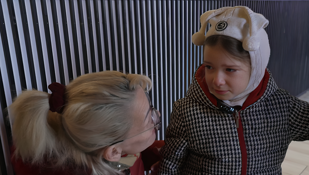 Ekrānuzņēmums no raidījuma "Ģimene burkā" epizodes.