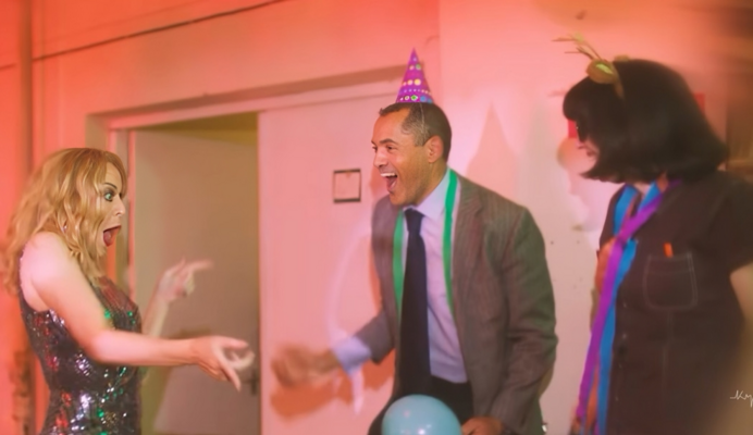 Foto: Ekrānuzņēmums no Kailijas Minogas mūzikas video "Office Party"