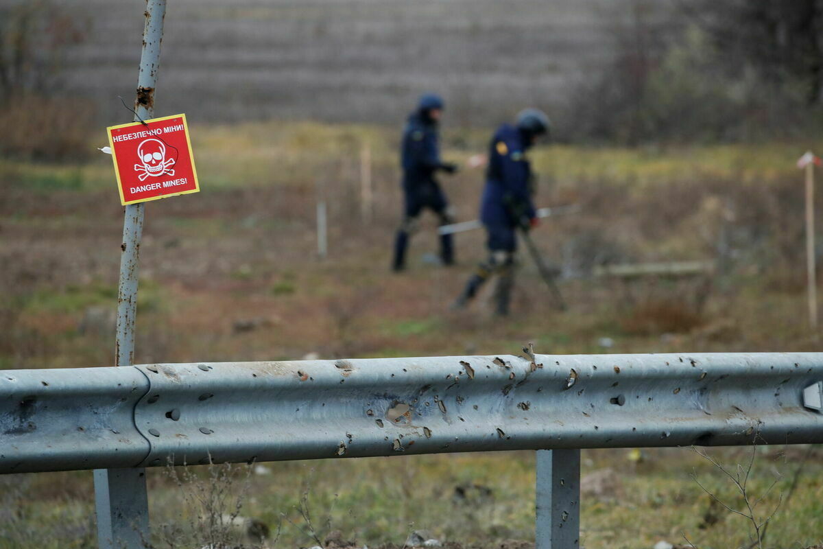 Kājnieku mīnu lauks Ukrainā. Foto: REUTERS/Murad Sezer