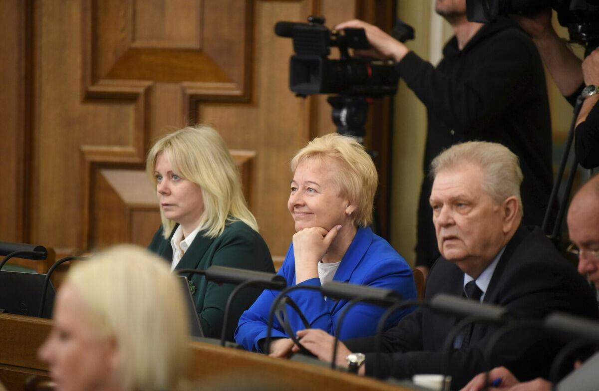 Saeimas deputāti Viktorija Pleškāne (no kreisās), Līga Kļaviņa un Andris Bērziņš piedalās Saeimas sēdē. Foto: Zane Bitere/LETA