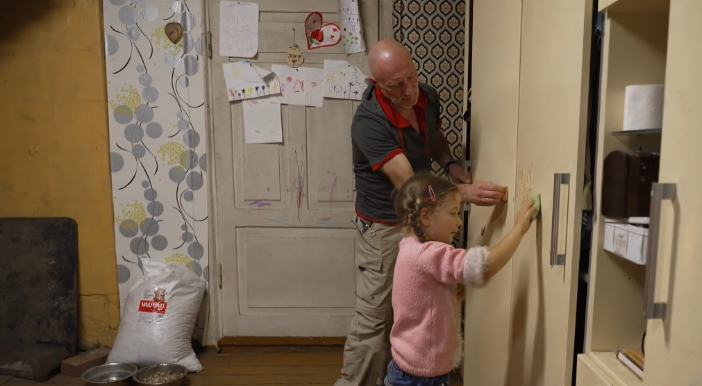 Ekrānuzņēmums no raidījuma "Ģimene burkā"