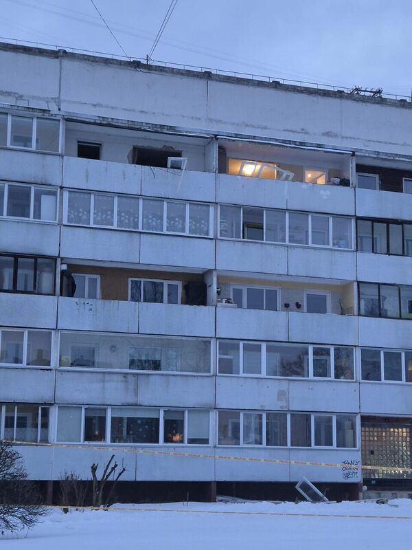 Ēkas izsistie stikli sprādziena rezultātā. Foto: Inga, 360 Ziņas