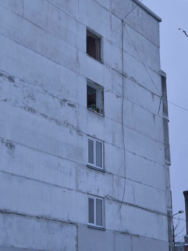 Ēkas izsistie stikli sprādziena rezultātā tuvplānā. Foto: Inga, 360 Ziņas