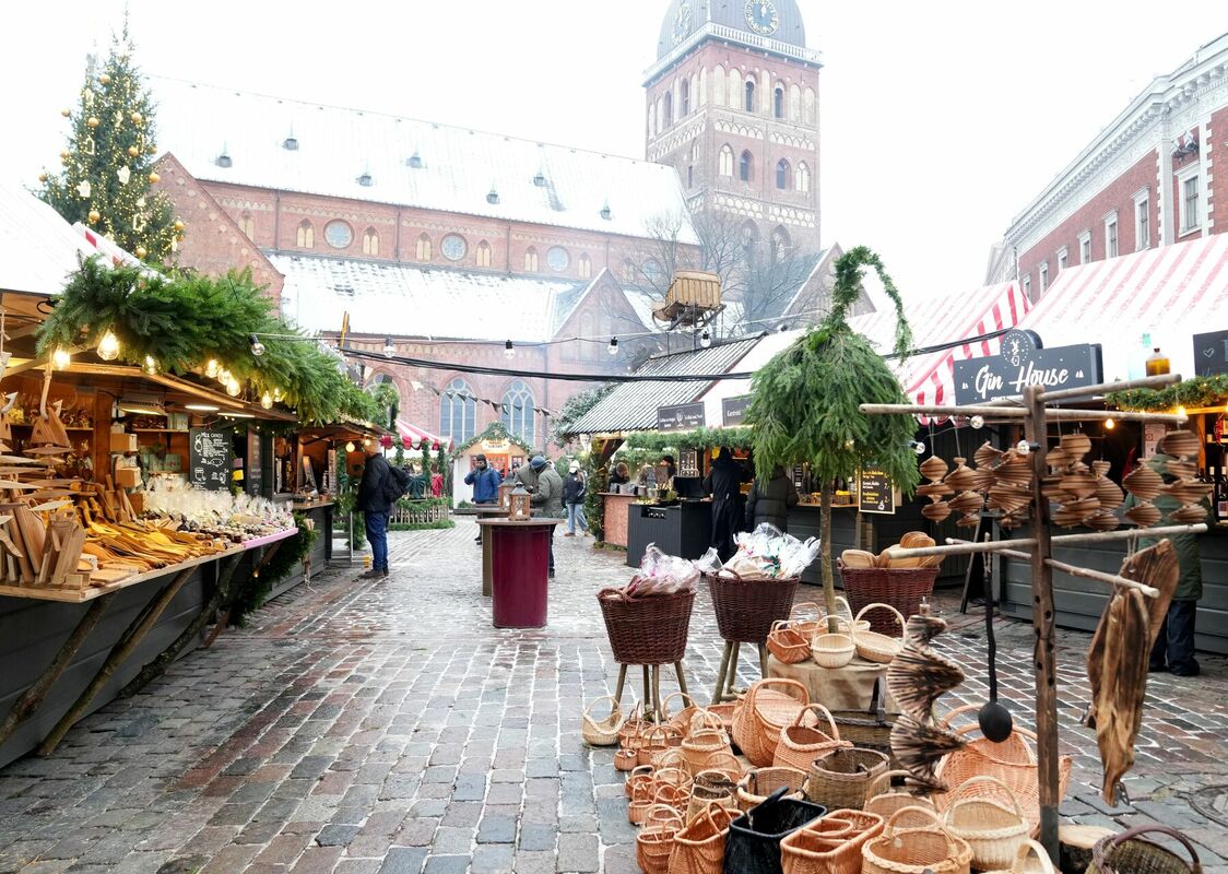 Ziemassvētku tirdziņš Doma laukumā. Foto: LETA
