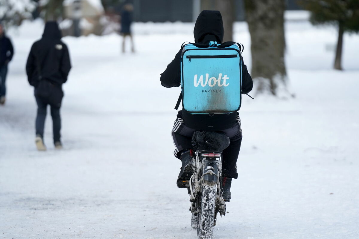 "Wolt" kurjers Vērmanes dārzā. Foto: Evija Trifanova/LETA