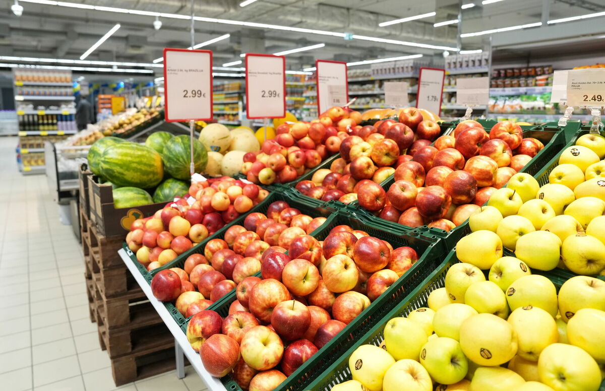 Augļu stends veikalā. Foto: LETA
