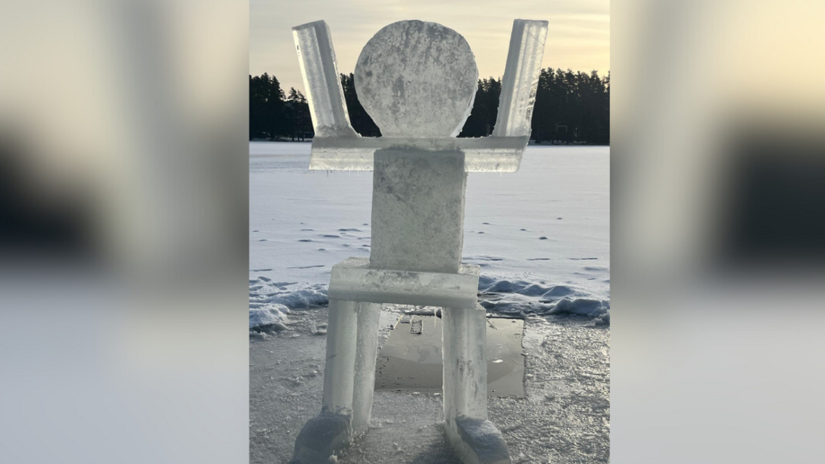 Ledus skulptūra pie Niniera ezera. Foto: 1188.lv