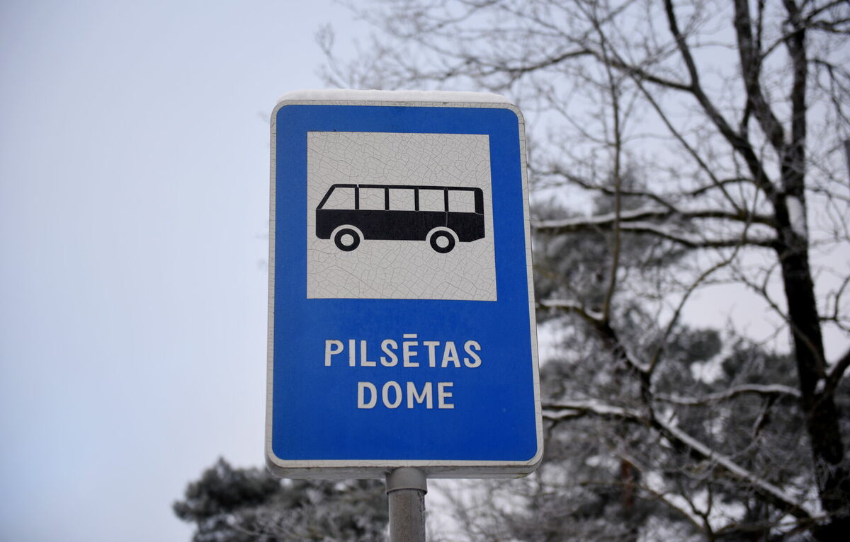 Sabiedriskā transporta pieturvieta Jūrmalā. Foto: LETA