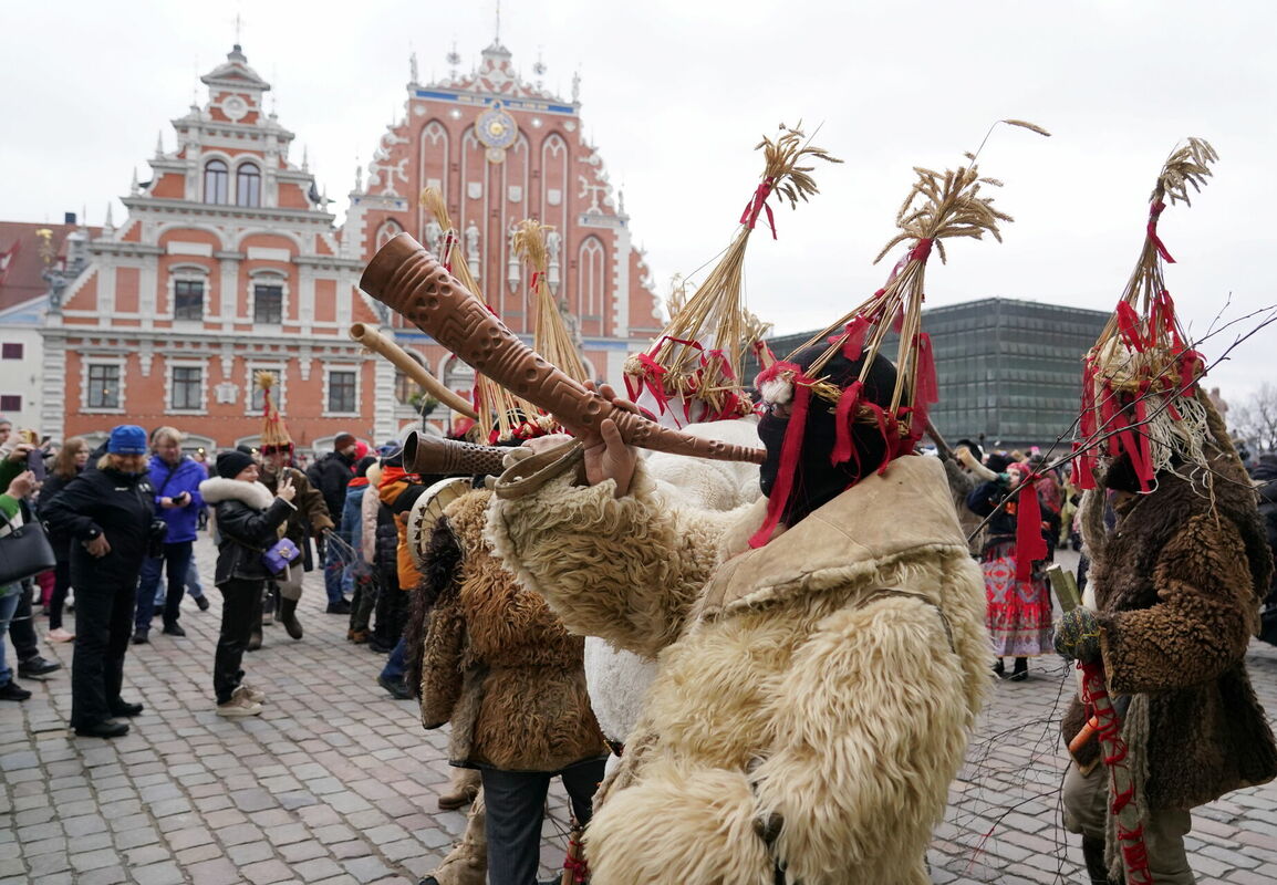 Rātslaukumā notiek Meteņu svinības "Meteņi Vecrīgā". Foto: LETA