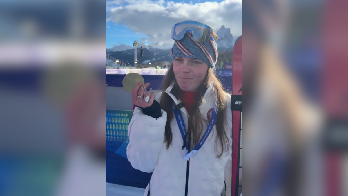 Brīzija Džonsone ar saplīsušo zelta medaļu. Foto: Ekrānuzņēmums no X