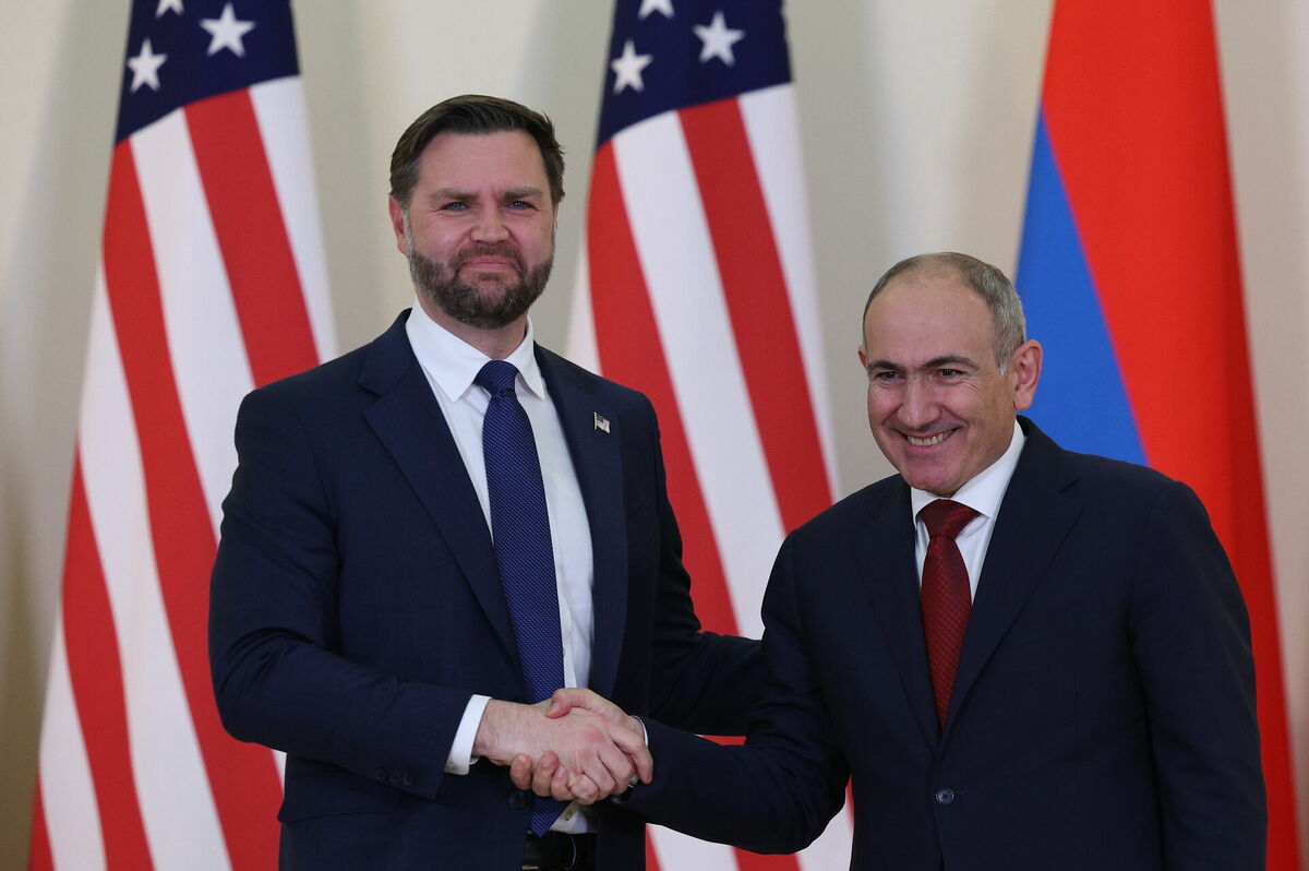 ASV viceprezidents Džeimss Deivids Venss un Armēnijas premjerministrs Nikols Pašinjans. Foto: EPA/VAHRAM  BAGHDASARYAN/POOL