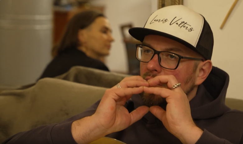 Ekrānuzņēmums no raidījuma "Ģimene burkā"