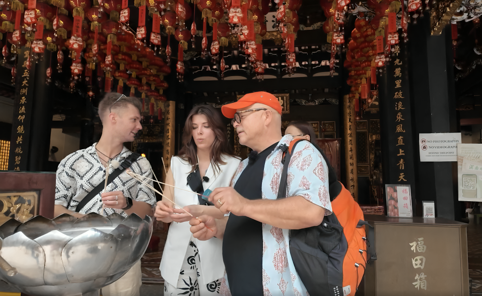 Ekrānuzņēmums no raidījuma "Četri uz koferiem"