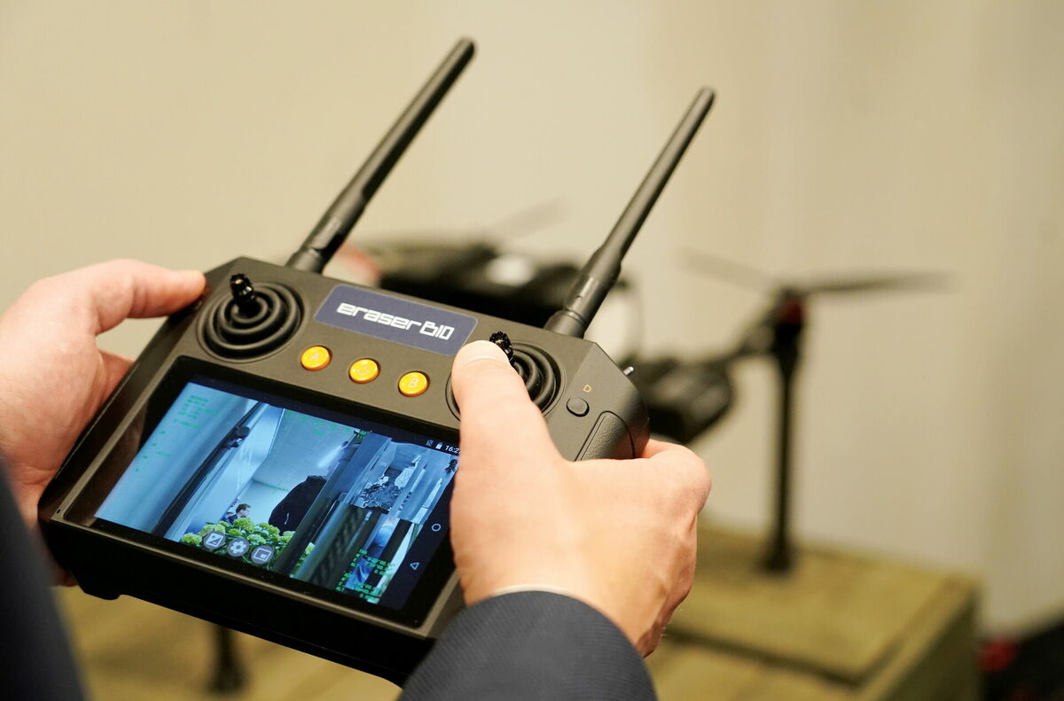 Jaunuzņēmuma "Eraser" militāro dronu pults. Foto: Paula Čurkste/LETA