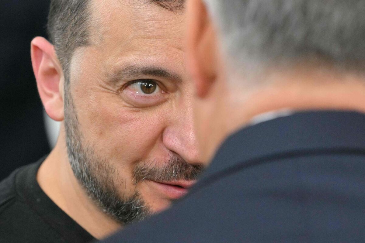 Volodimirs Zelenskis un Viktors Orbāns. Foto: NICOLAS TUCAT / AFP / Scanpix