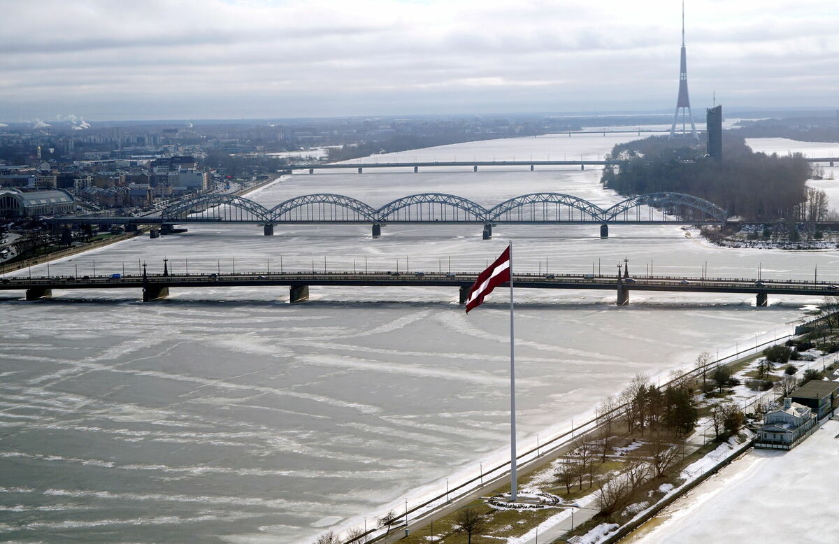 Skats uz Daugavu, AB dambi, Akmens un Dzelceļa tiltu. Foto: LETA