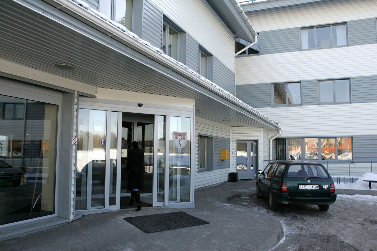 Kuldīgas slimnīcas parādes durvis. Foto: LETA