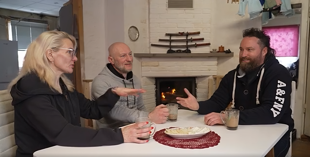 Ekrānuzņēmums no raidījuma "Ģimene burkā"