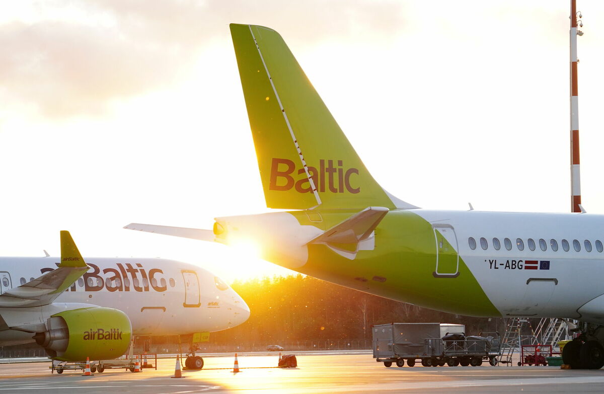 "airBaltic" lidmašīnas Starptautiskajā lidostā "Rīga". Foto: LETA